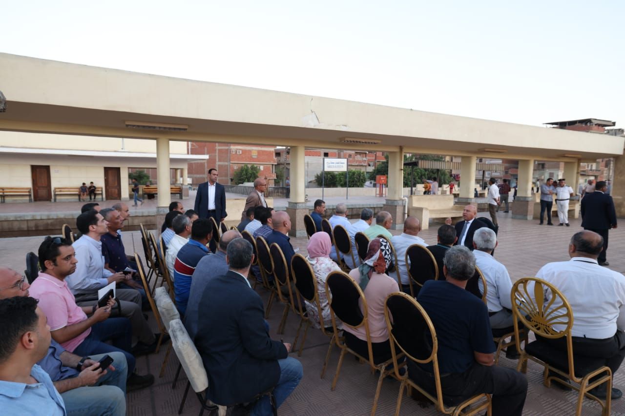 وزير النقل يجتمع بمسئولى السكة الحديد على رصيف المحطة (3)