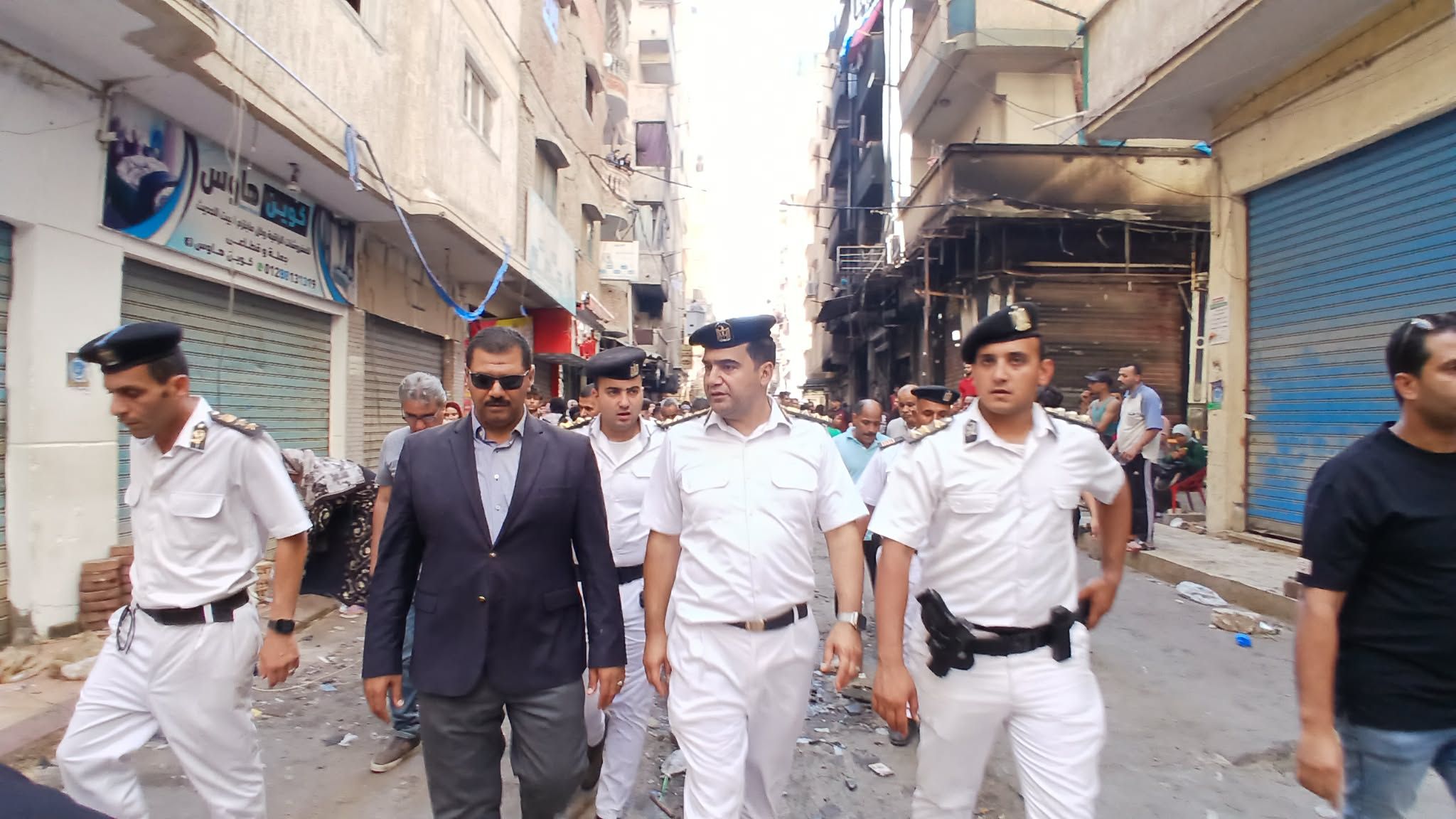 القيادات الأمنية والتفيذية داخل سوق الفلكي بعد رفع الاشغالات القيادات الأمنية والتفيذية داخل سوق الفلكي بعد رفع الاشغالات