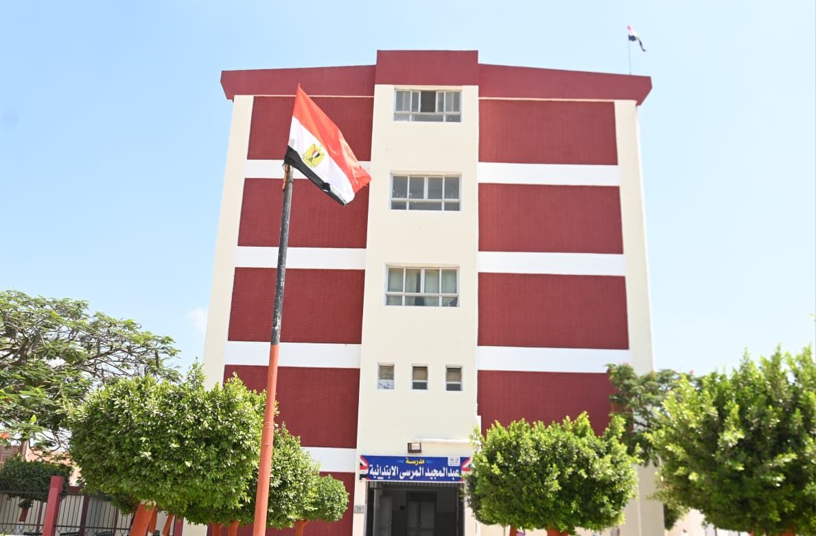 جانب من مدارس البحيرة الجديدة جانب من مدارس البحيرة الجديدة