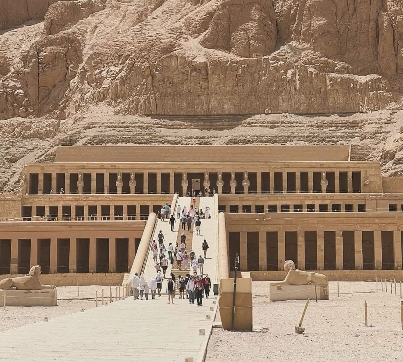 جانب من التوافد السياحي بمعبد الملكة حتشبسوت جانب من التوافد السياحي بمعبد الملكة حتشبسوت