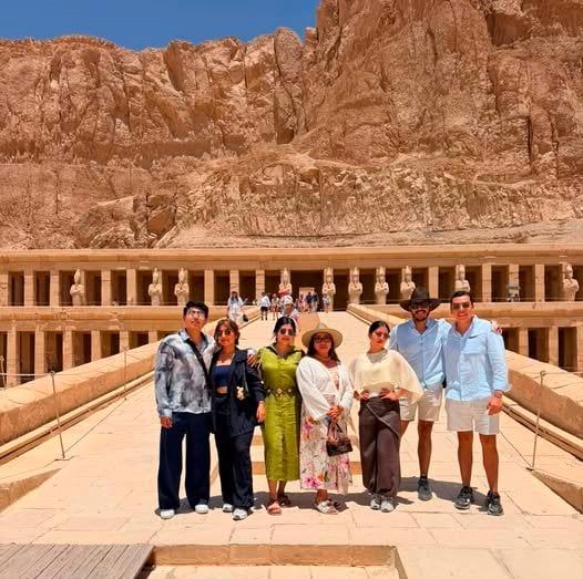 متعة الأفواج الأجنبية من حول العالم فى غرب الأقصر متعة الأفواج الأجنبية من حول العالم فى غرب الأقصر