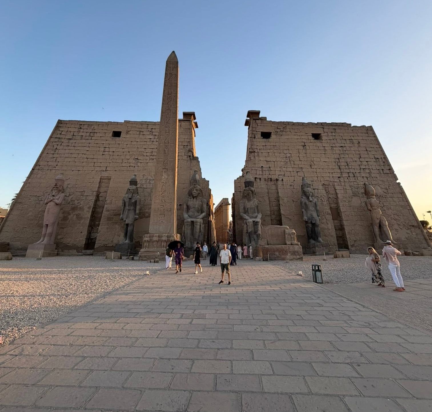 جانب من زيارات السائحين بمعبد الأقصر جانب من زيارات السائحين بمعبد الأقصر