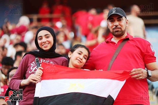 الجماهير ترفع علم مصر الجماهير ترفع علم مصر