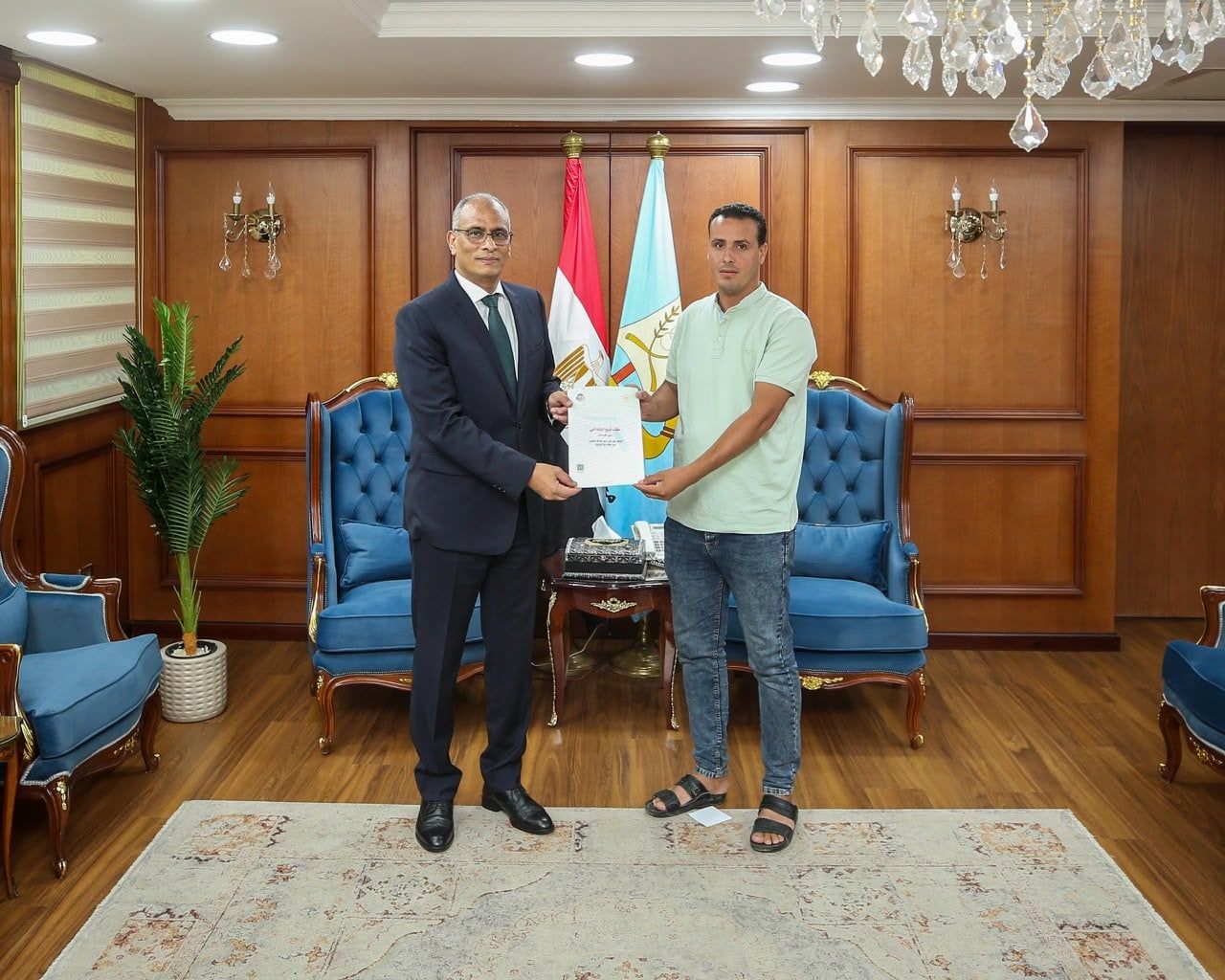 محافظ كفر الشيخ يسلم عقد تقنين لشاب محافظ كفر الشيخ يسلم عقد تقنين لشاب