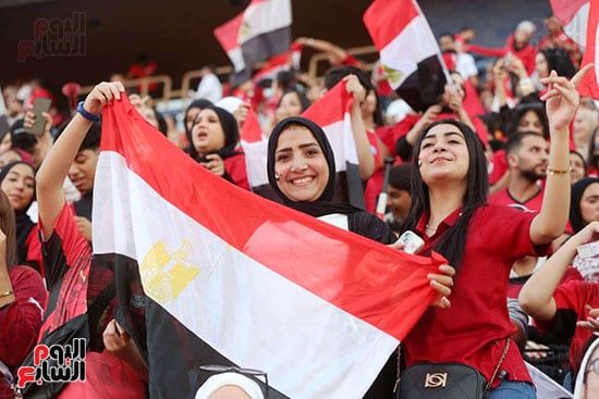 علم مصر فى أحضان الجماهير علم مصر فى أحضان الجماهير