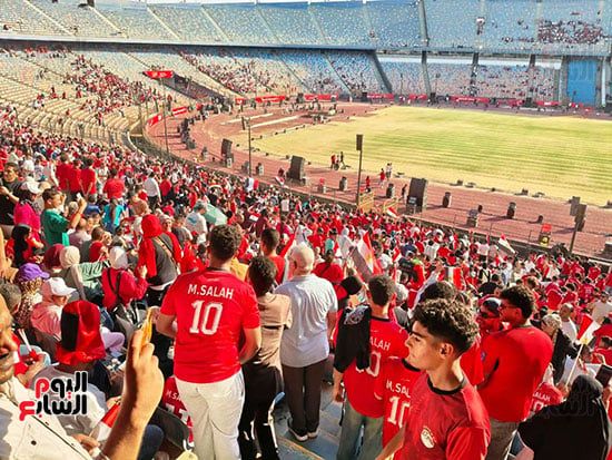 الجماهير المصرية تحتشد فى ستاد القاهرة الجماهير المصرية تحتشد فى ستاد القاهرة