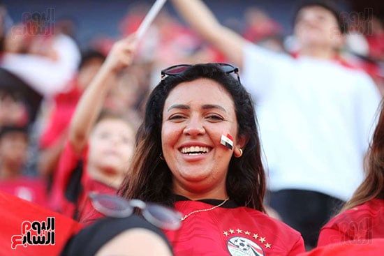 الابتسامه تعلو وجه مشجعة باحتفالية تكريم المنتخب الابتسامه تعلو وجه مشجعة باحتفالية تكريم المنتخب