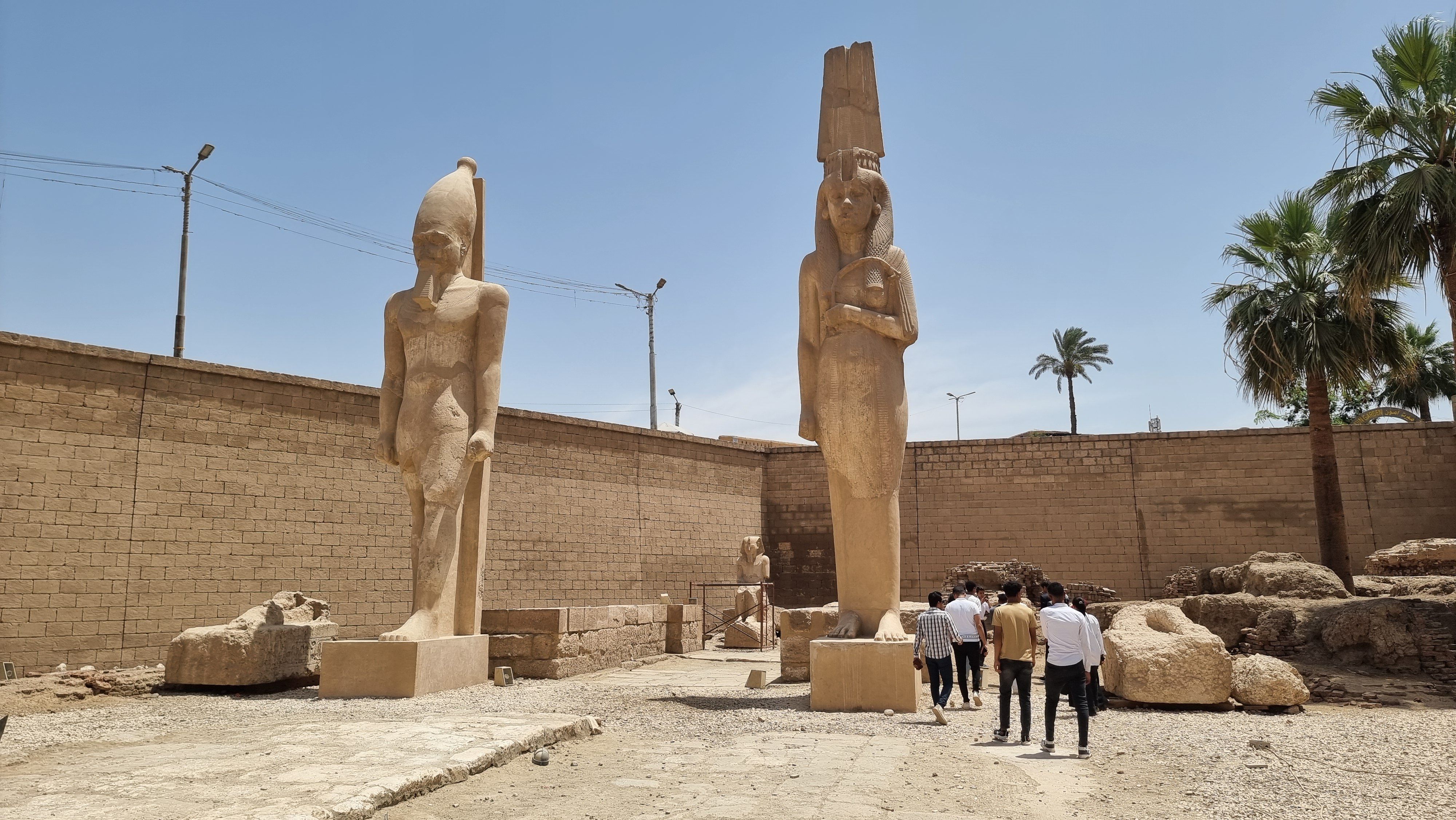 التماثيل عرضة للعوامل الجوية السيئة التماثيل عرضة للعوامل الجوية السيئة