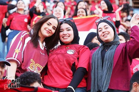 الجماهير ترفع علامة النصر الجماهير ترفع علامة النصر