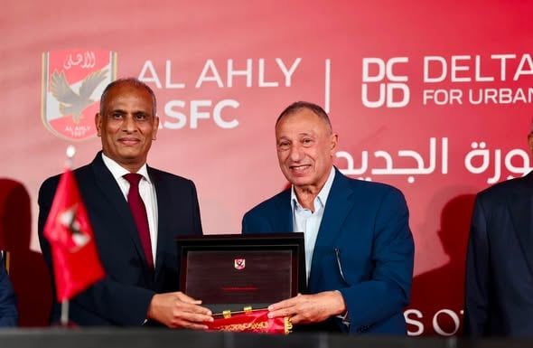 منح درع النادي الاهلي لمحافظ كفر الشيخ منح درع النادي الاهلي لمحافظ كفر الشيخ