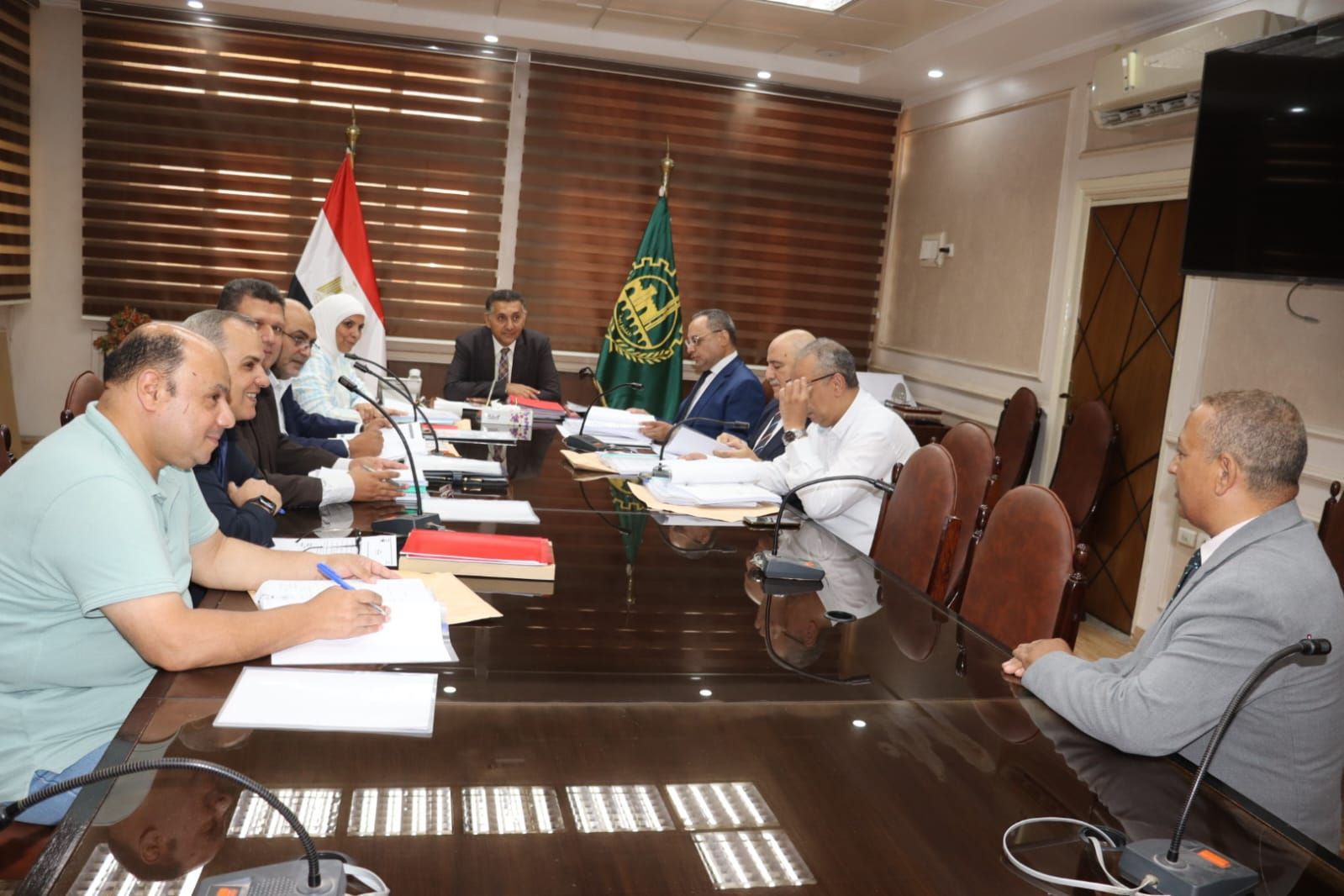 اللجنة تستمع لأراء المرشحين اللجنة تستمع لأراء المرشحين