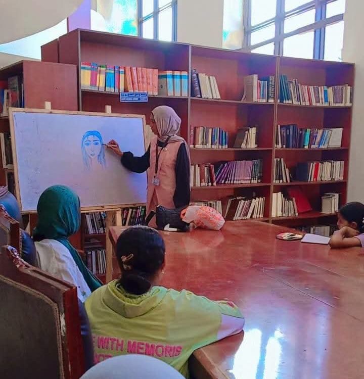 المكتبة تضع أسماء الطفلتين في لوحة شرف بعد التصرف النموذجى المكتبة تضع أسماء الطفلتين في لوحة شرف بعد التصرف النموذجى