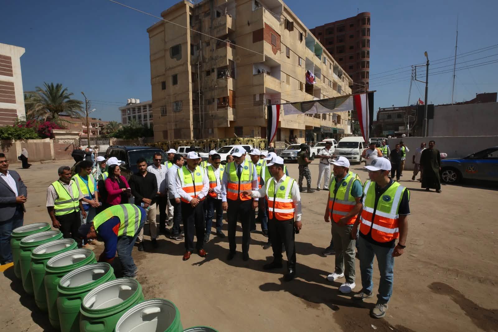 محافظ كفر الشيخ يتفقد الحاويات الجديدة المشاركة في مبادرة جميلة يابلدي محافظ كفر الشيخ يتفقد الحاويات الجديدة المشاركة في مبادرة جميلة يابلدي