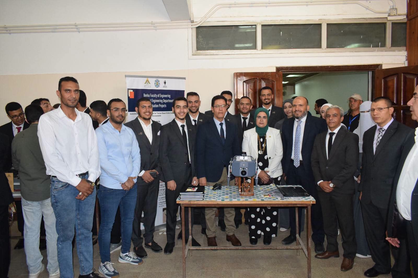 بعد تفقد مشروعات التخرج للطلاب بعد تفقد مشروعات التخرج للطلاب