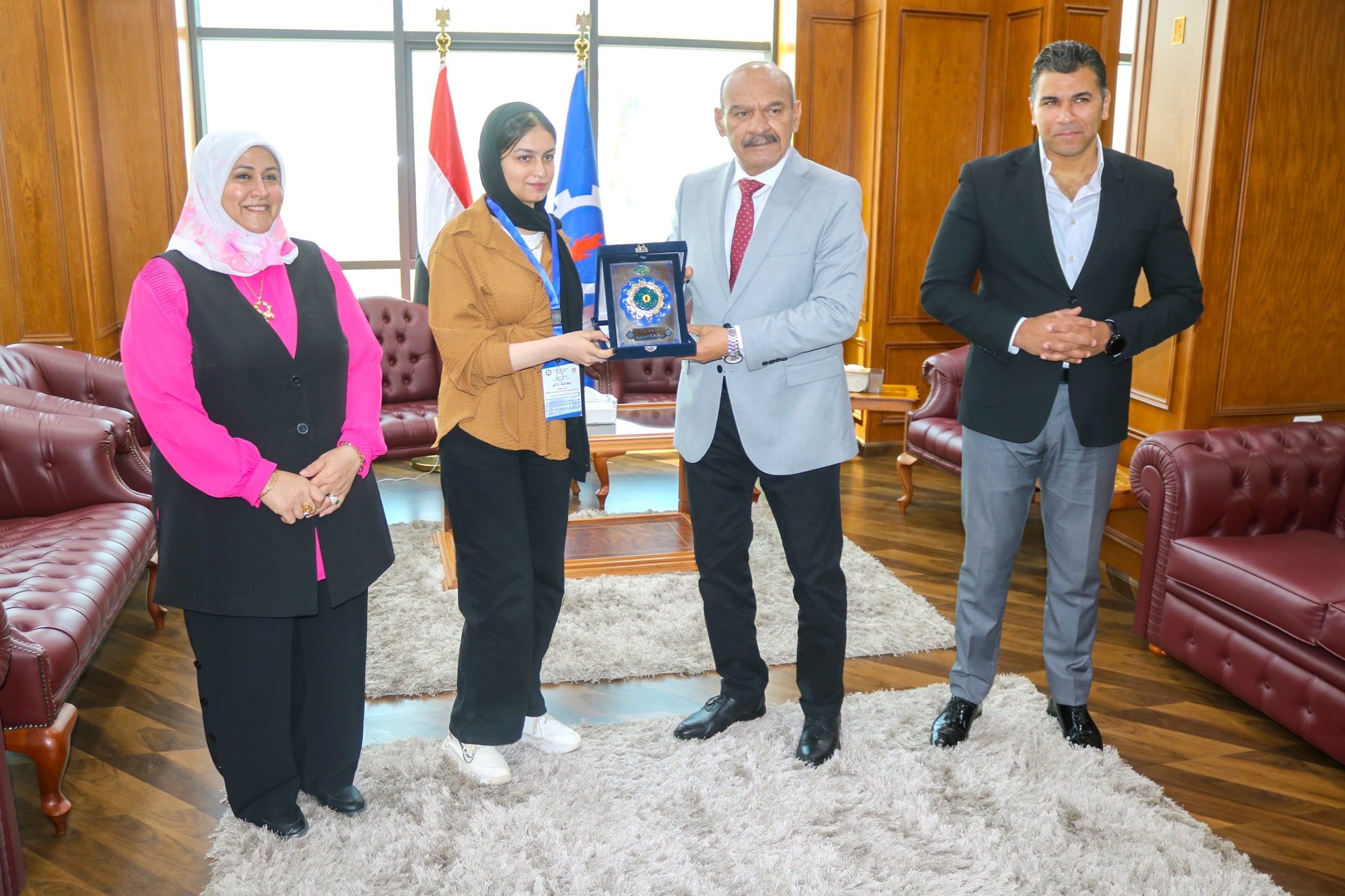 محافظ السويس يكرم أوائل الجمهورية بالتعليم الفني ويمنحهن درع المحافظة محافظ السويس يكرم أوائل الجمهورية بالتعليم الفني ويمنحهن درع المحافظة