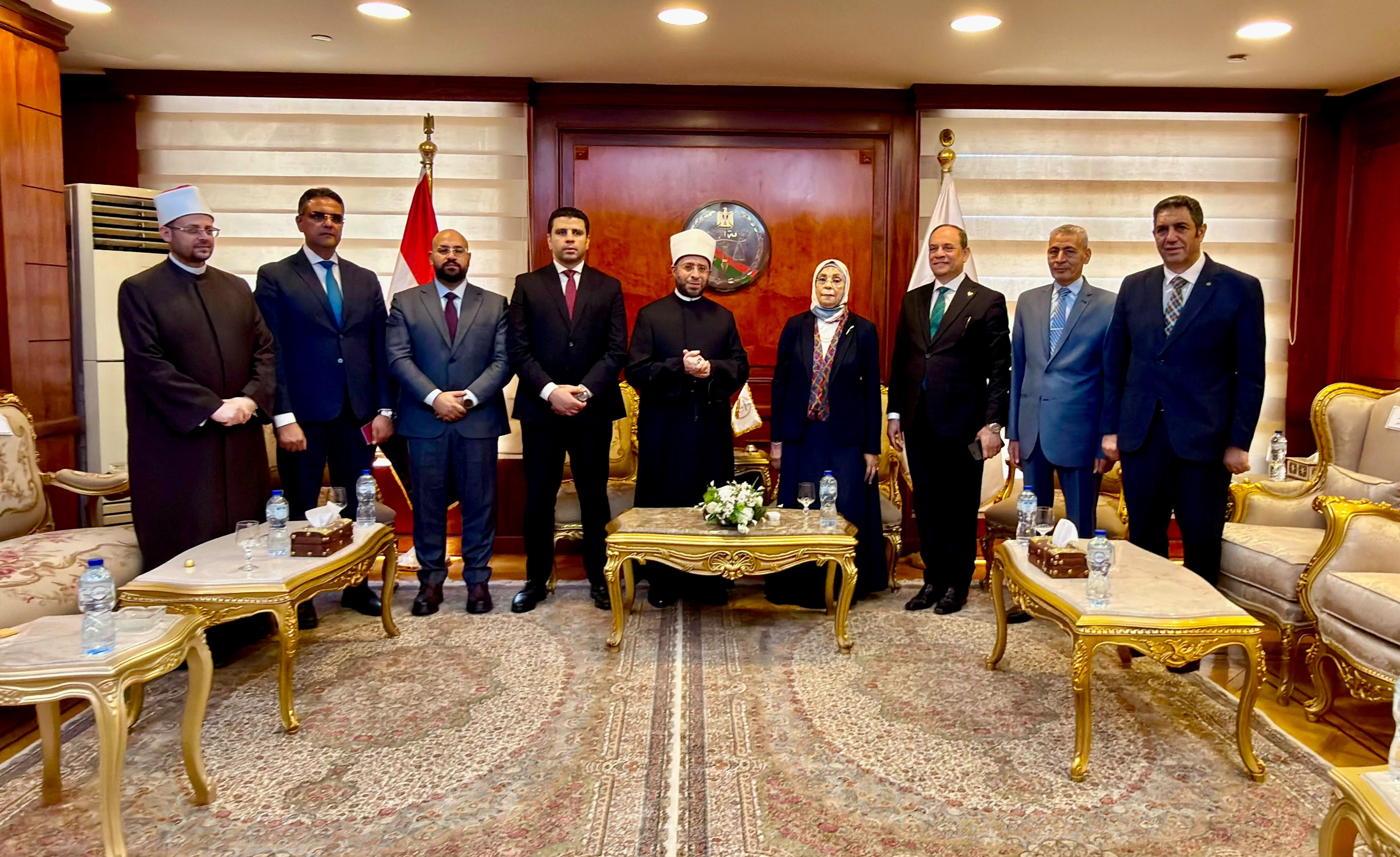 وزير الأوقاف يهنئ رئيسة هيئة النيابة الإدارية (7) وزير الأوقاف يهنئ رئيسة هيئة النيابة الإدارية (7)