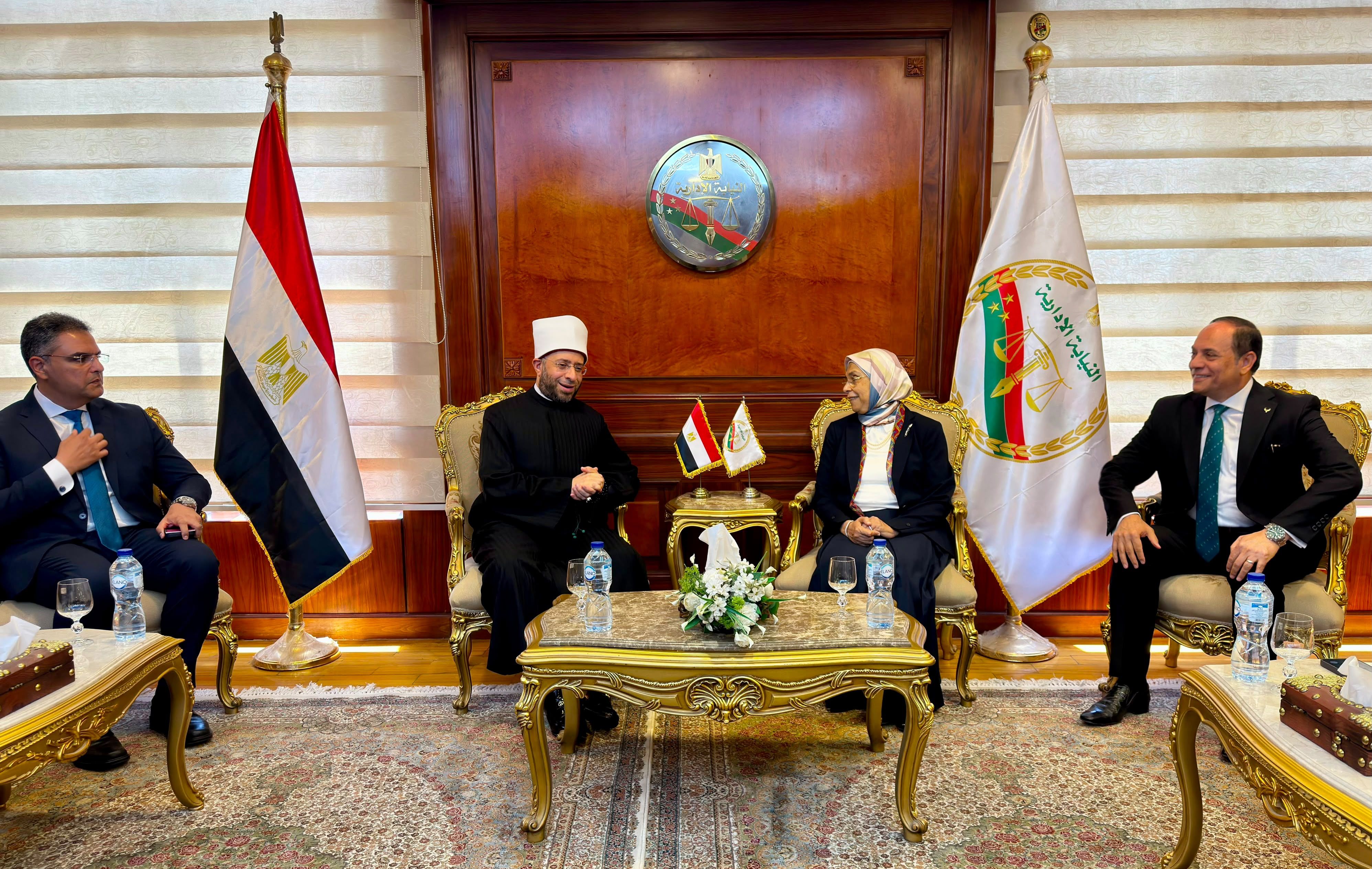 وزير الأوقاف يهنئ رئيسة هيئة النيابة الإدارية (1) وزير الأوقاف يهنئ رئيسة هيئة النيابة الإدارية (1)