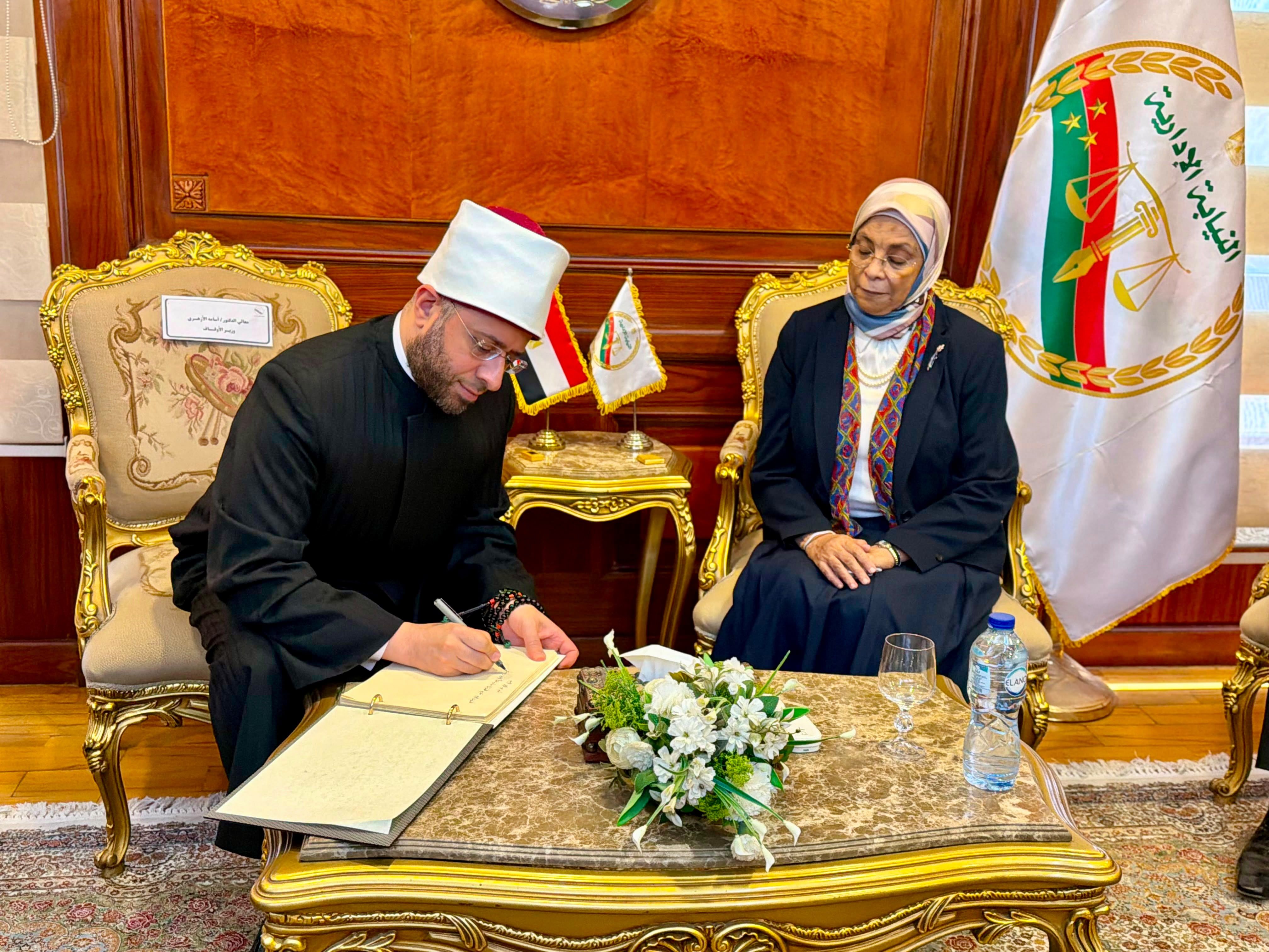 وزير الأوقاف يهنئ رئيسة هيئة النيابة الإدارية (6) وزير الأوقاف يهنئ رئيسة هيئة النيابة الإدارية (6)