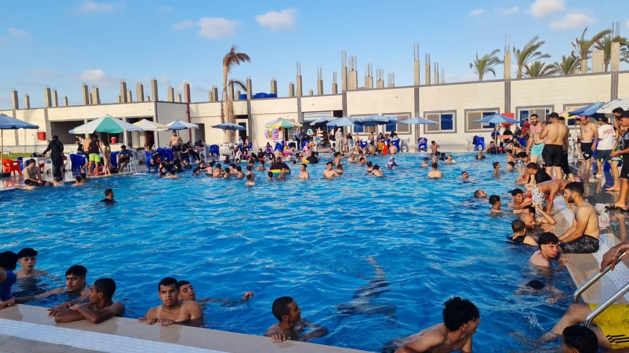 اقبال كبير على حمام سباحة بمصيف بلطيم اقبال كبير على حمام سباحة بمصيف بلطيم