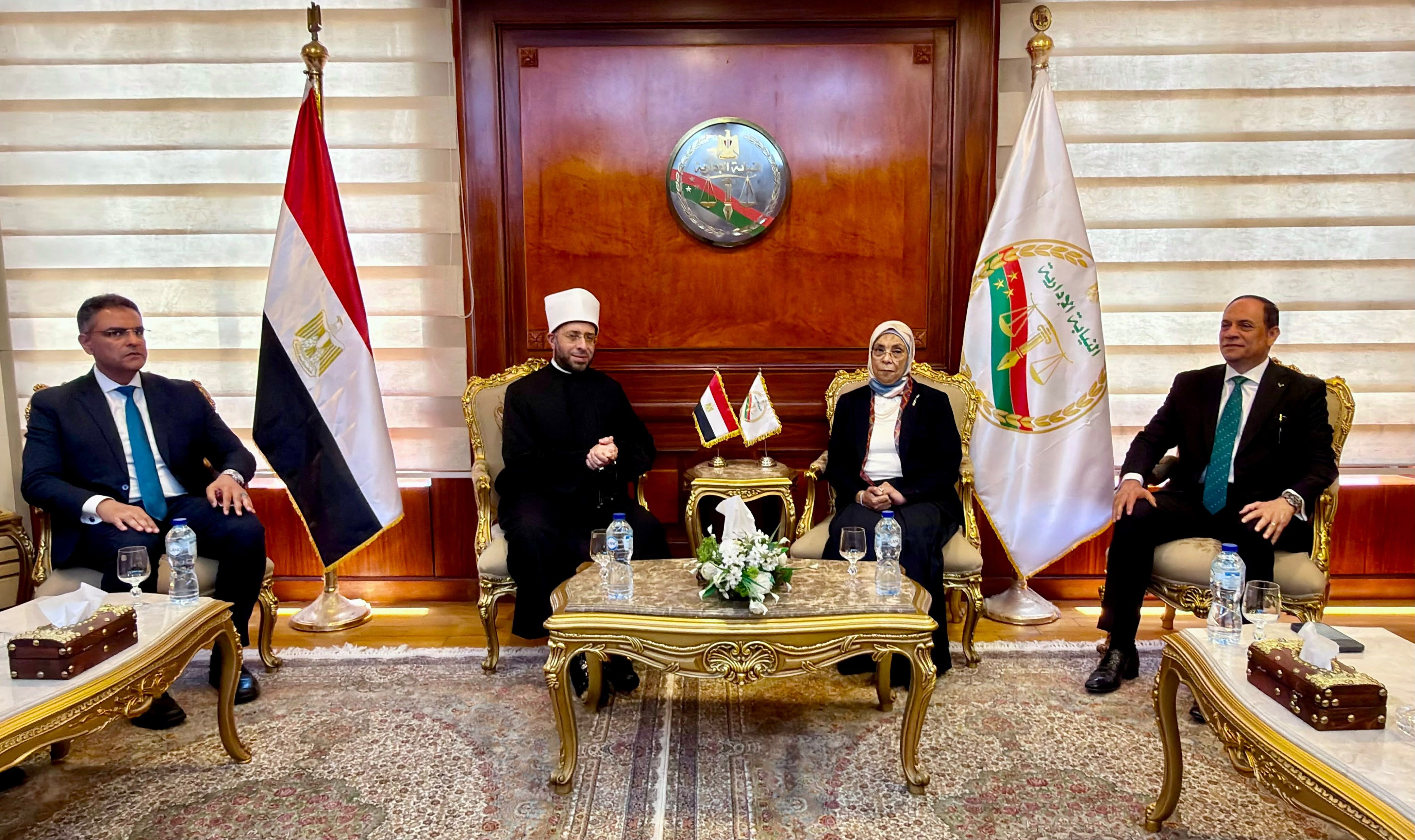 وزير الأوقاف يهنئ رئيسة هيئة النيابة الإدارية (3) وزير الأوقاف يهنئ رئيسة هيئة النيابة الإدارية (3)