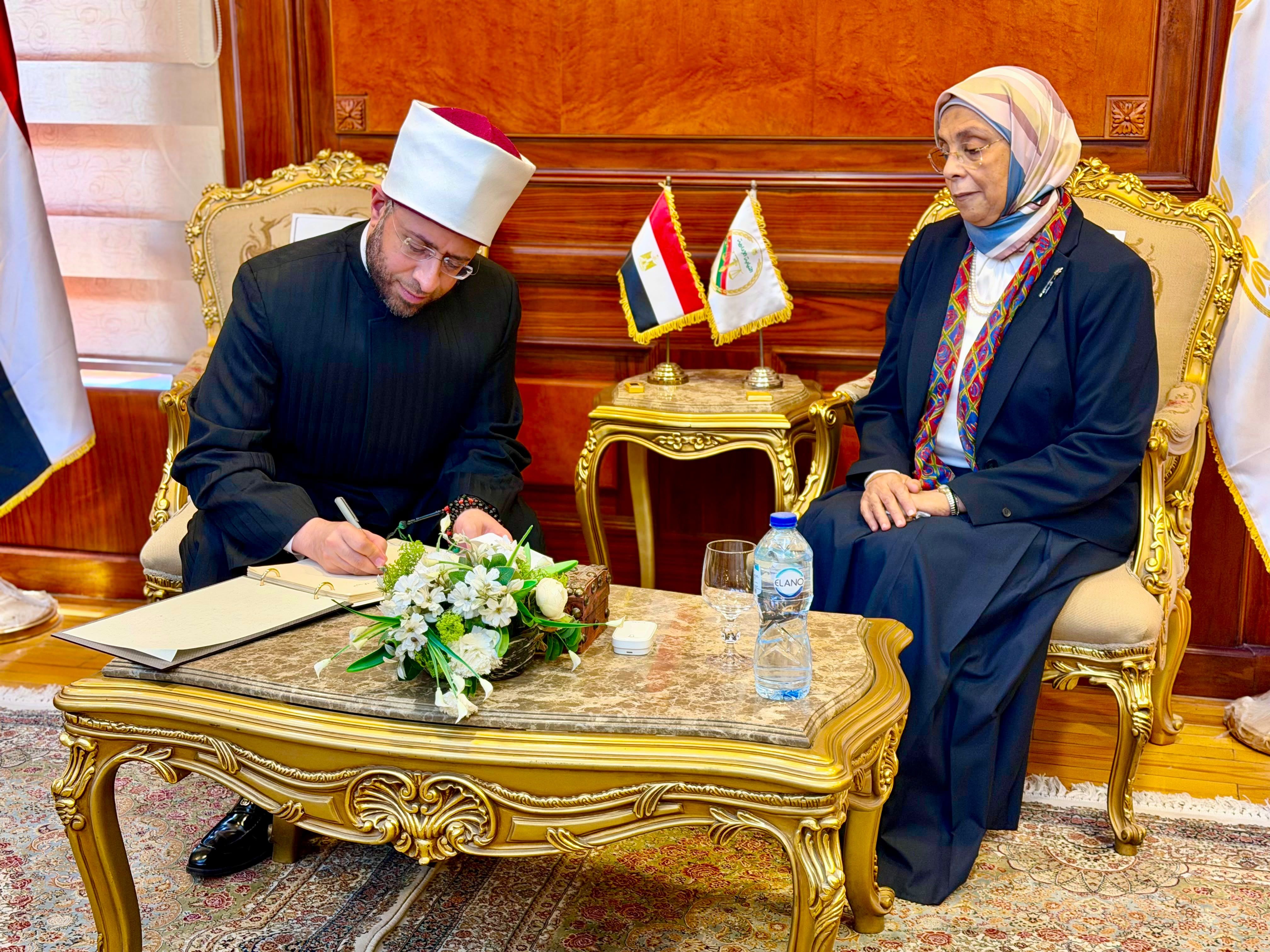 وزير الأوقاف يهنئ رئيسة هيئة النيابة الإدارية (5) وزير الأوقاف يهنئ رئيسة هيئة النيابة الإدارية (5)