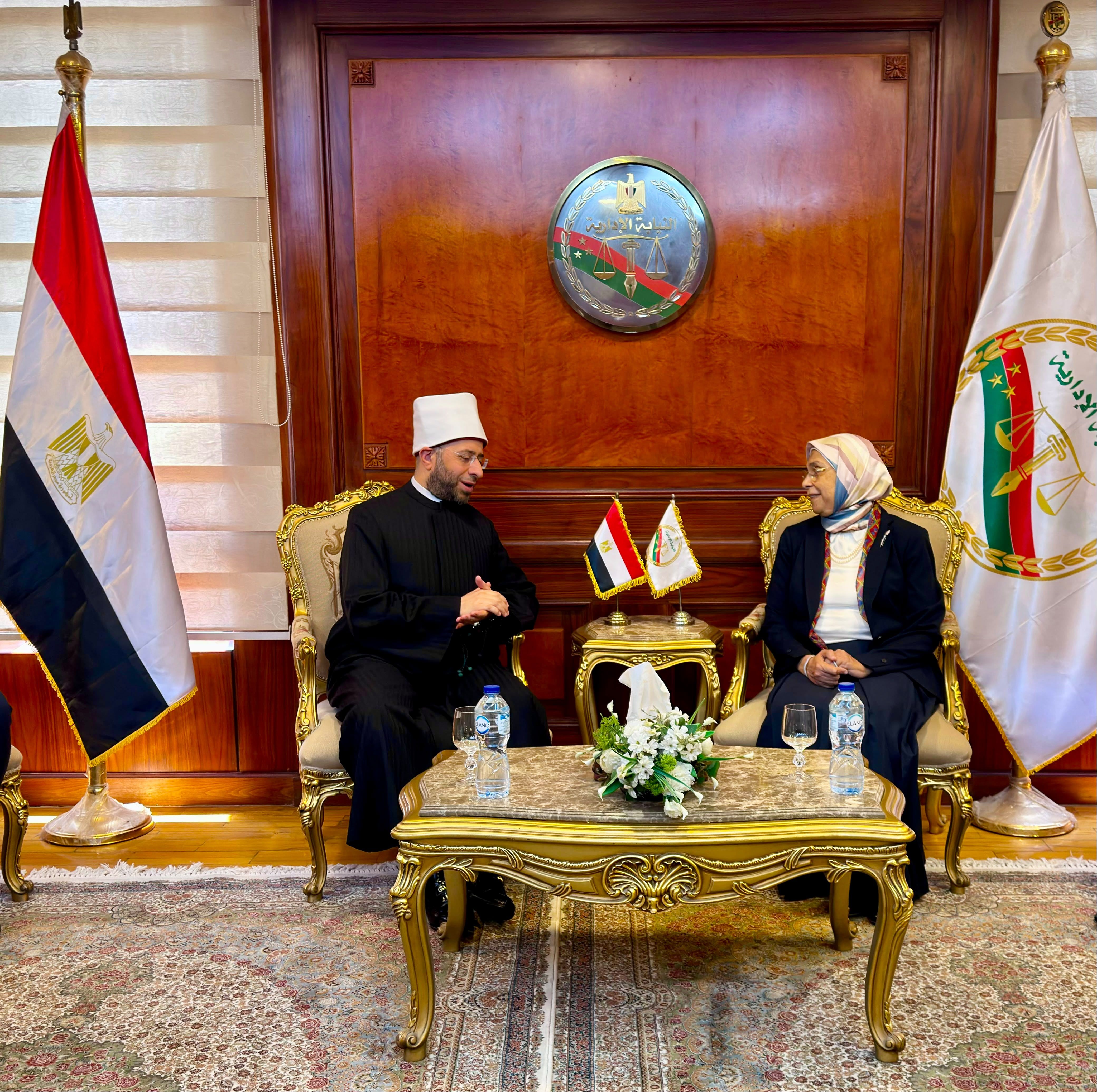 وزير الأوقاف يهنئ رئيسة هيئة النيابة الإدارية (2) وزير الأوقاف يهنئ رئيسة هيئة النيابة الإدارية (2)