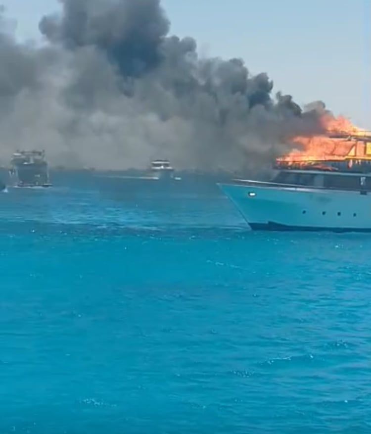 حريق بلنش سياحي قرب جزيرة الجفتون بالغردقة حريق بلنش سياحي قرب جزيرة الجفتون بالغردقة