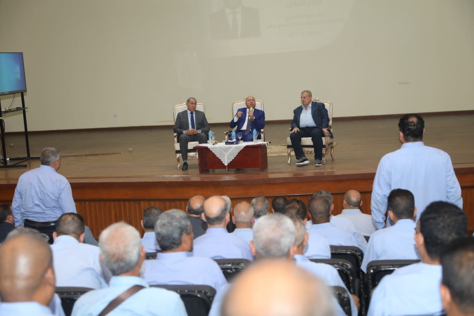 وزير النقل يجتمع بقائدي القطارات وفنيي الصيانة (4) وزير النقل يجتمع بقائدي القطارات وفنيي الصيانة (4)