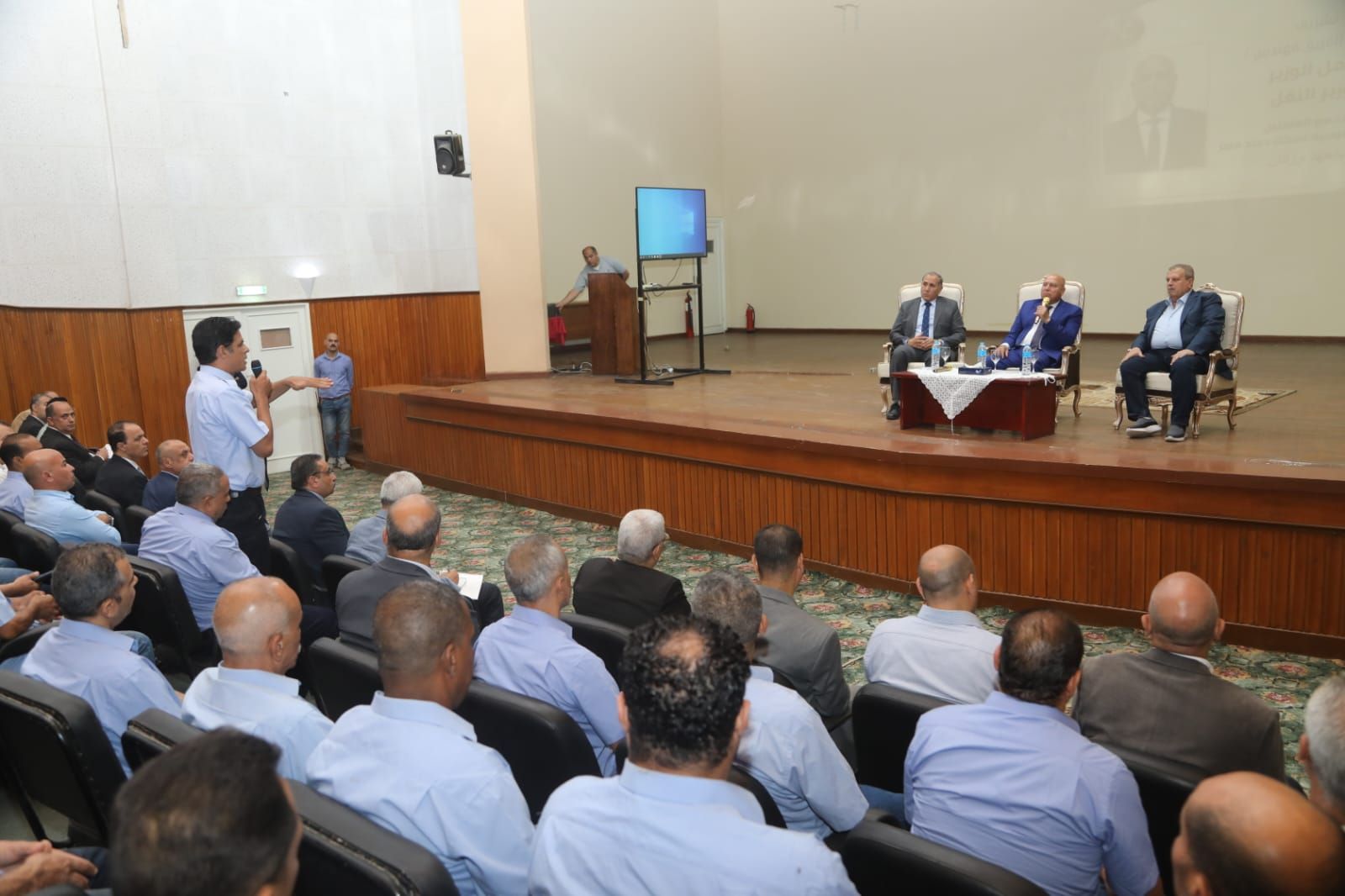 وزير النقل يجتمع بقائدي القطارات وفنيي الصيانة (3) وزير النقل يجتمع بقائدي القطارات وفنيي الصيانة (3)