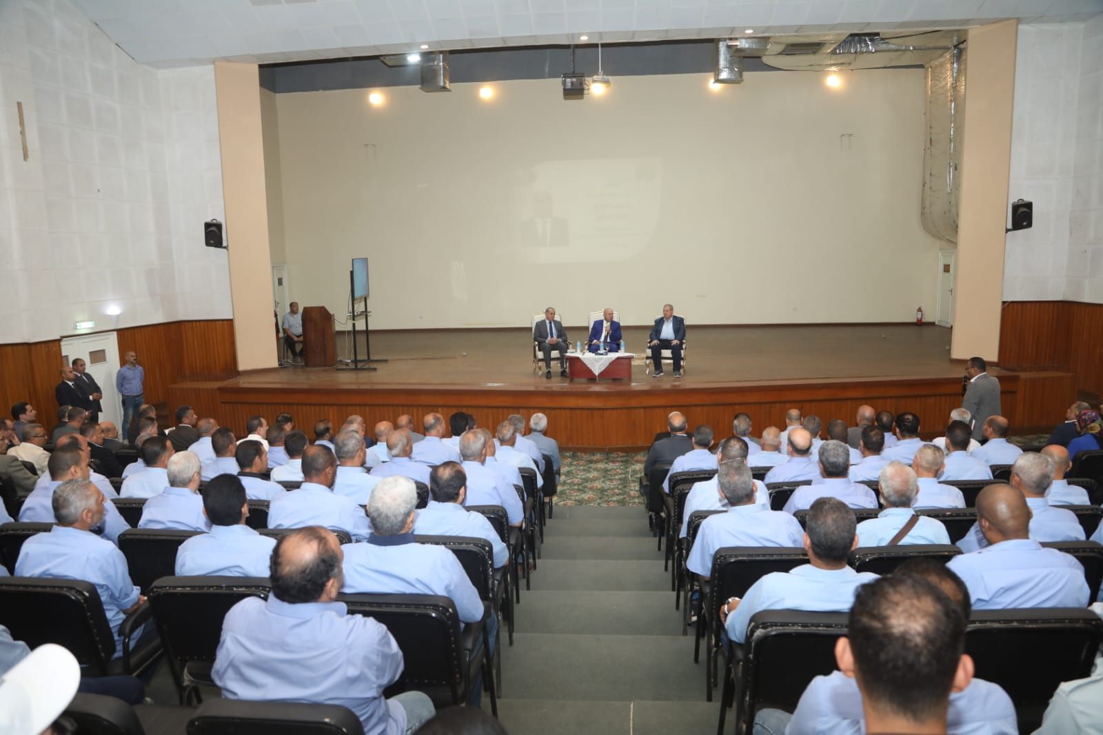 وزير النقل يجتمع بقائدي القطارات وفنيي الصيانة (5) وزير النقل يجتمع بقائدي القطارات وفنيي الصيانة (5)