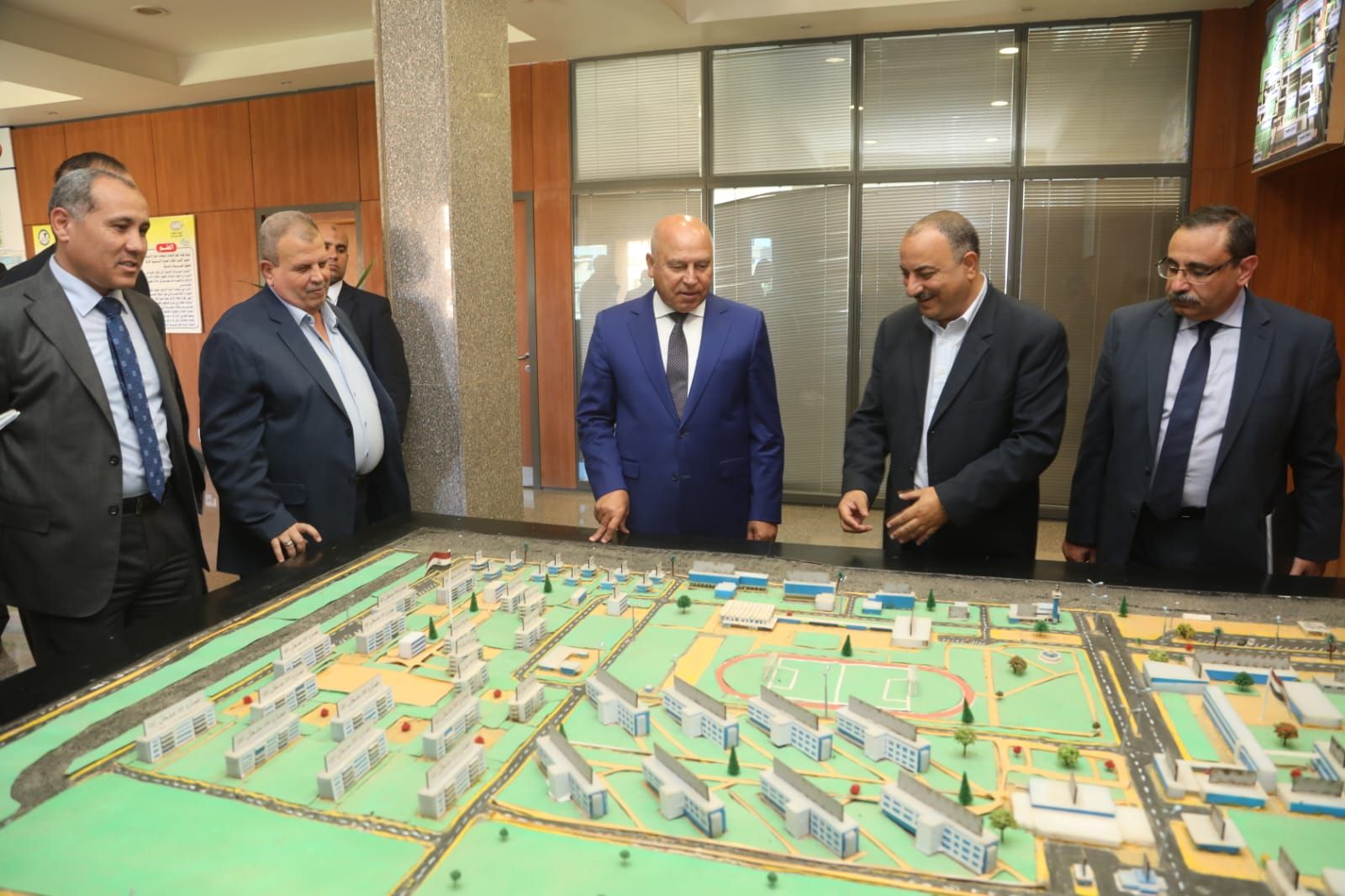 وزير النقل يجتمع بقائدي القطارات وفنيي الصيانة (1) وزير النقل يجتمع بقائدي القطارات وفنيي الصيانة (1)
