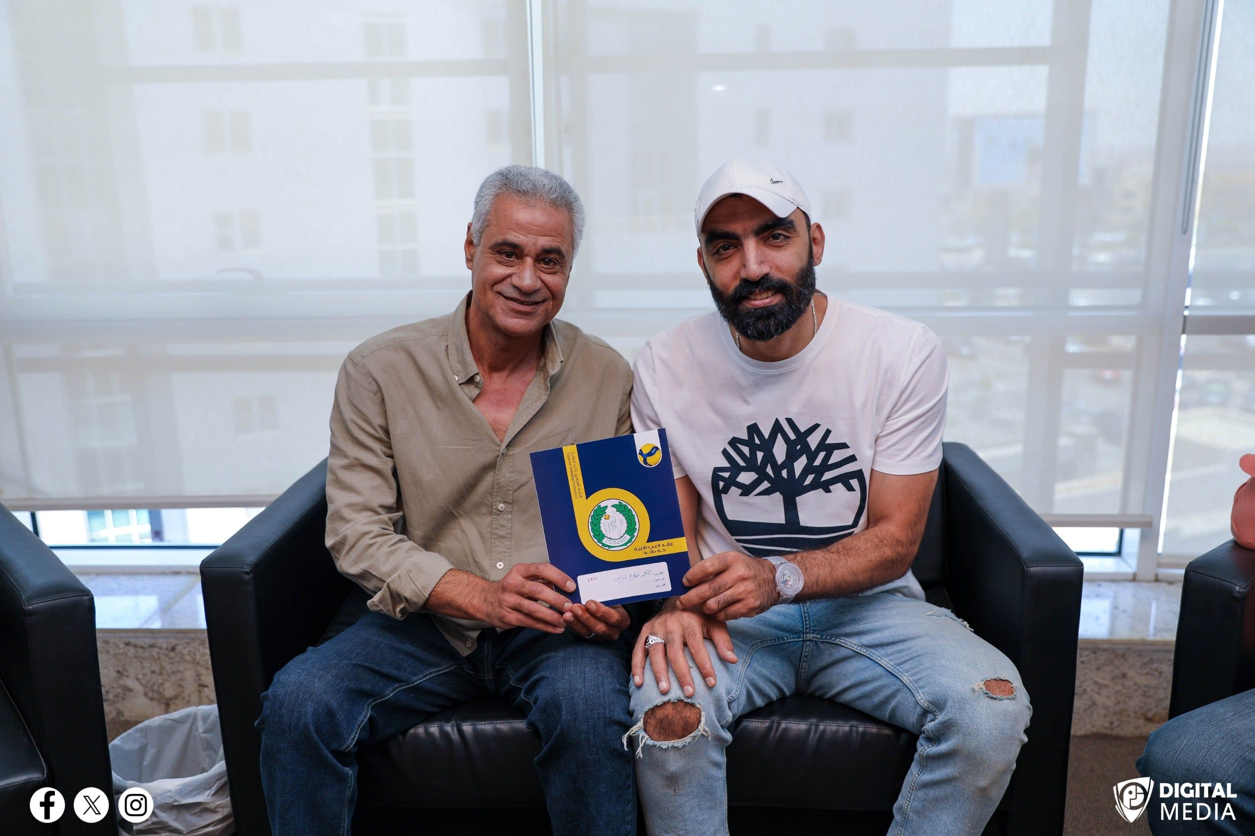 أحمد صلاح مع مسئولي بتروجت أحمد صلاح مع مسئولي بتروجت