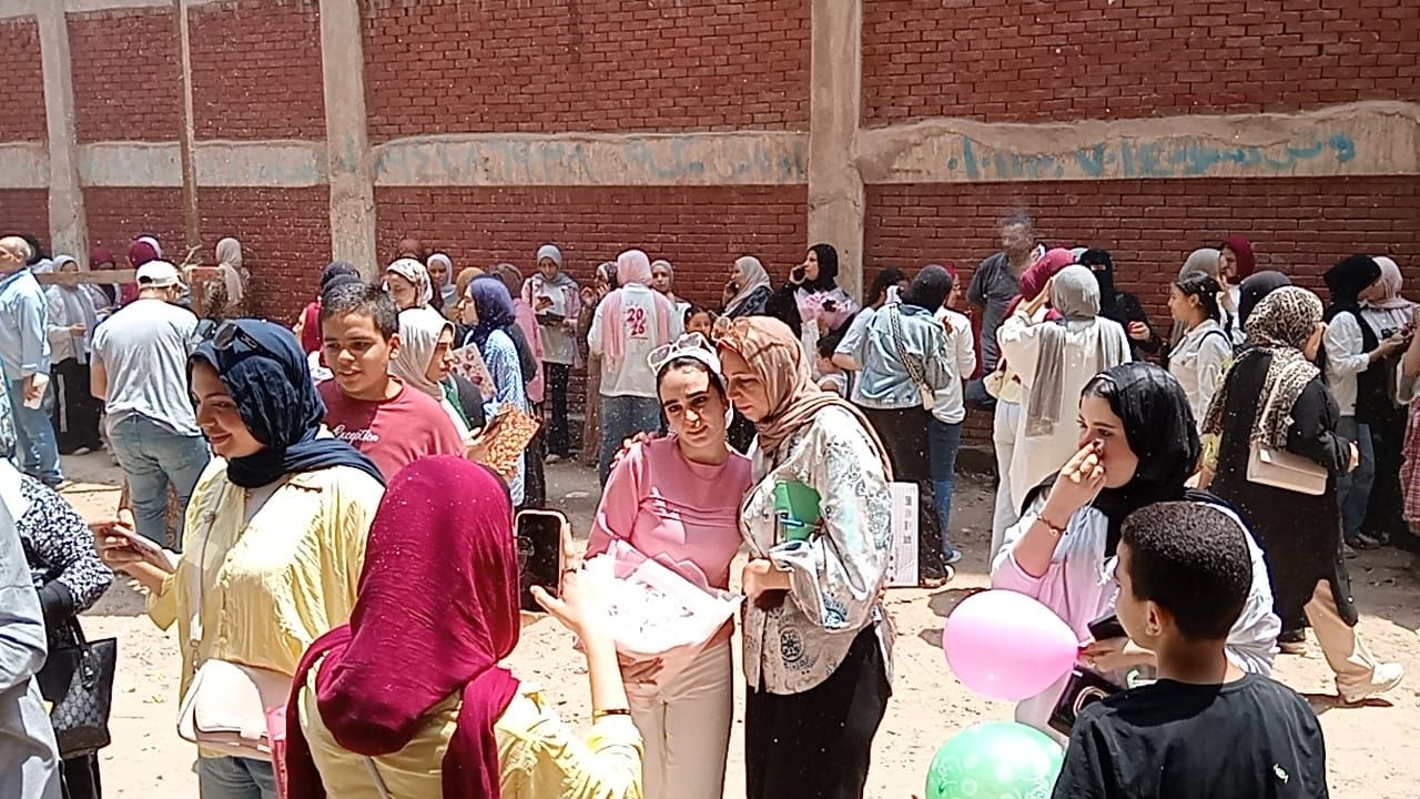 فرحة الطالبات بماراثون الثانوية العامة فرحة الطالبات بماراثون الثانوية العامة