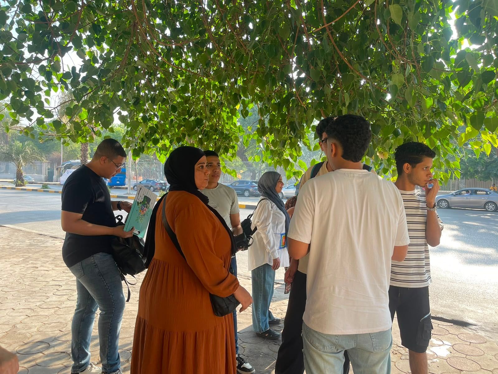 أولياء أمور يساندون أبنائهم أولياء أمور يساندون أبنائهم