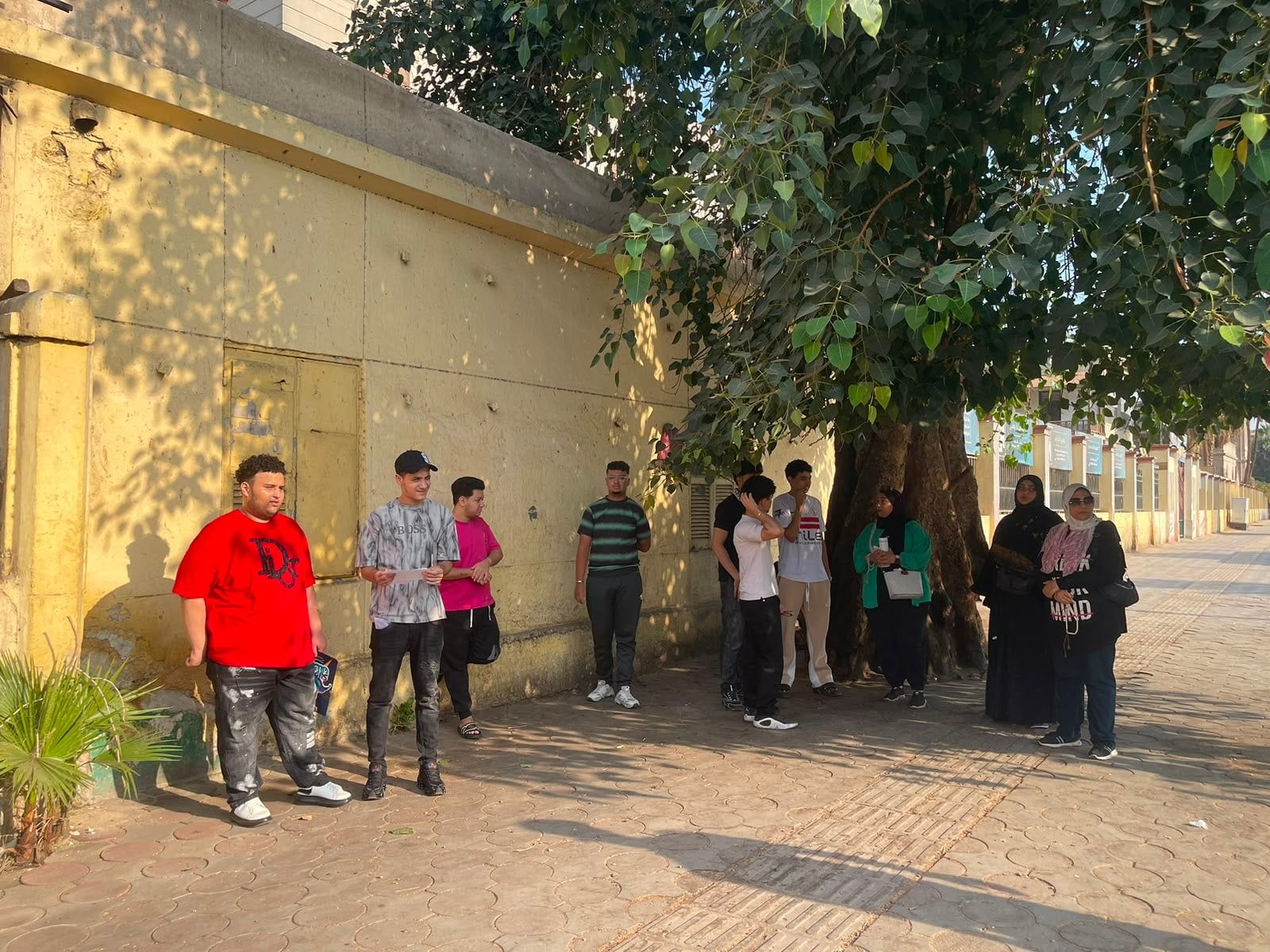 أولياء الأمور يتابعون مراجعة أبنائهم أولياء الأمور يتابعون مراجعة أبنائهم