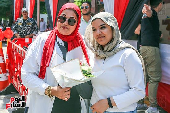 بسمة وسعادة بعد امتحانات الثانوية العامة بسمة وسعادة بعد امتحانات الثانوية العامة