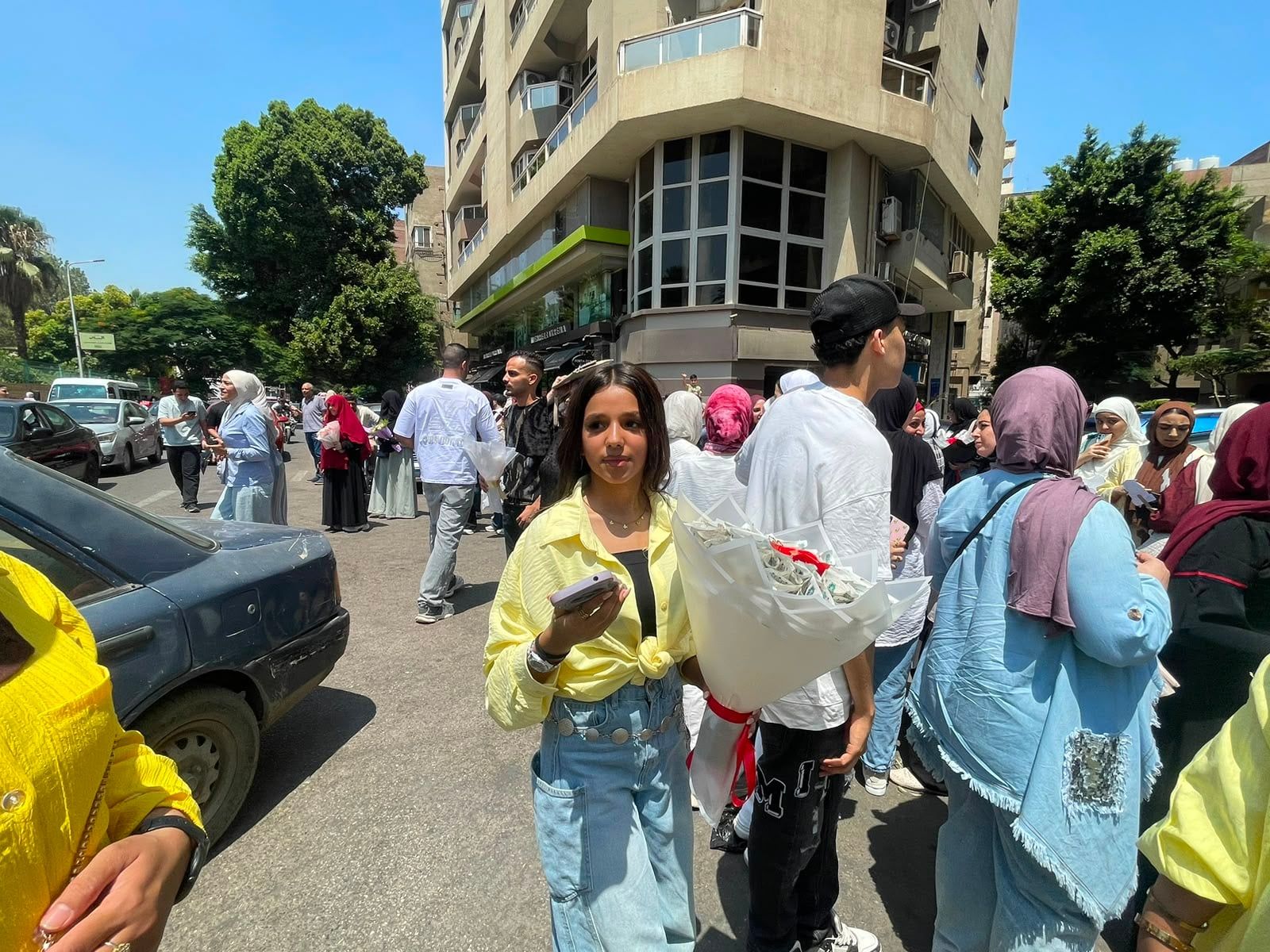 شقيقة تفاجئ أختها بعد آخر امتحان بالثانوية العامة شقيقة تفاجئ أختها بعد آخر امتحان بالثانوية العامة