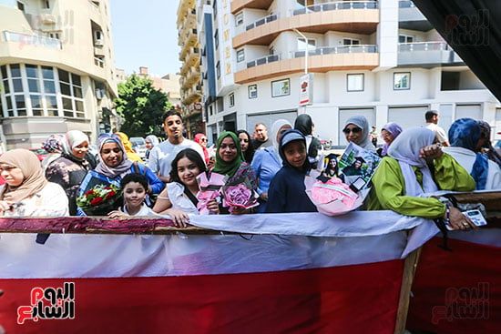 انتظار أولياء الأمور لخروج الطلبة انتظار أولياء الأمور لخروج الطلبة