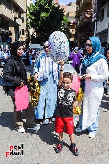 اسلرة تنتظر خروج الطالبات اسلرة تنتظر خروج الطالبات
