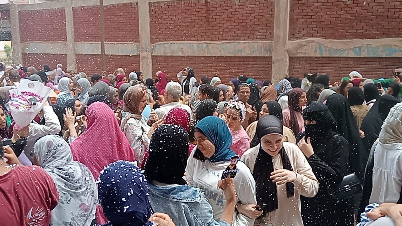 فرحة الطالبات بانتهاء ماراثون الثانوية العامة فرحة الطالبات بانتهاء ماراثون الثانوية العامة