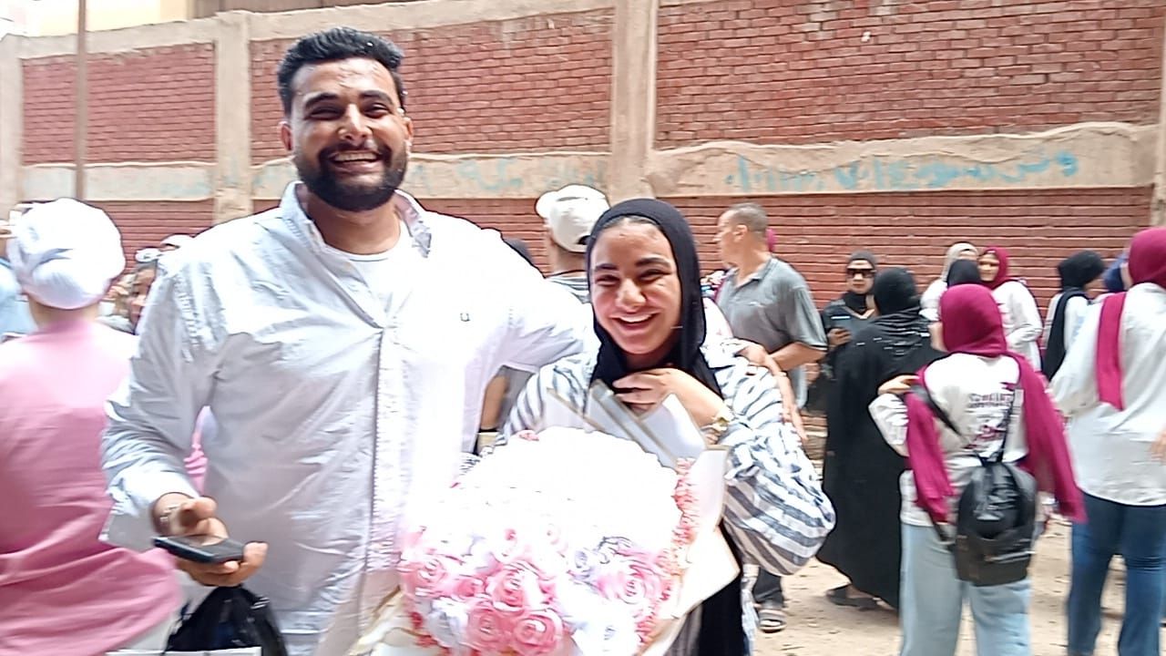 فرحة اخ ىبشقيقته بعد انتهاء الثانوية العامة فرحة اخ ىبشقيقته بعد انتهاء الثانوية العامة