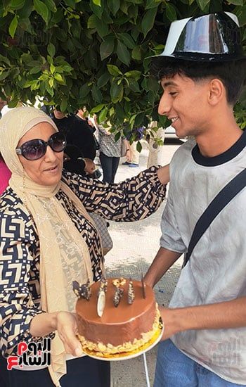 الام-ونجلها-بالتورتة الام-ونجلها-بالتورتة