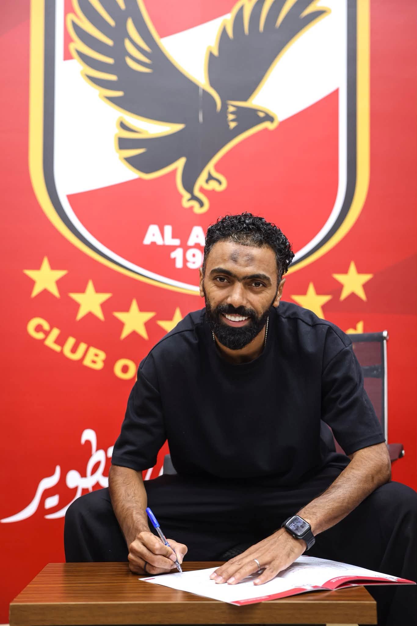 حسين الشحات يوقع على عقود التجديد حسين الشحات يوقع على عقود التجديد