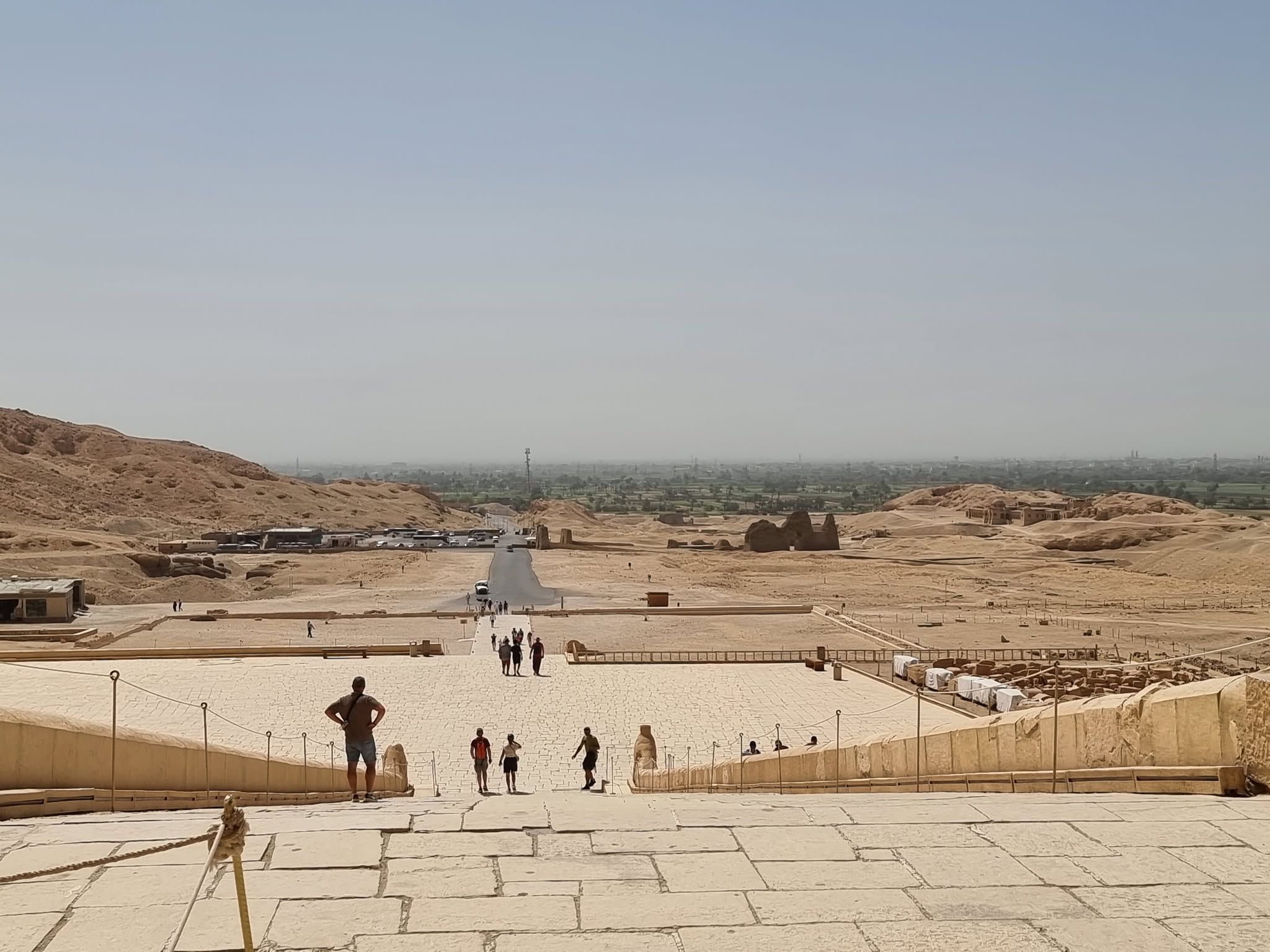 جانب من زيارات الأجانب فى معبد الملكة حتشبسوت بالدير البحرى جانب من زيارات الأجانب فى معبد الملكة حتشبسوت بالدير البحرى