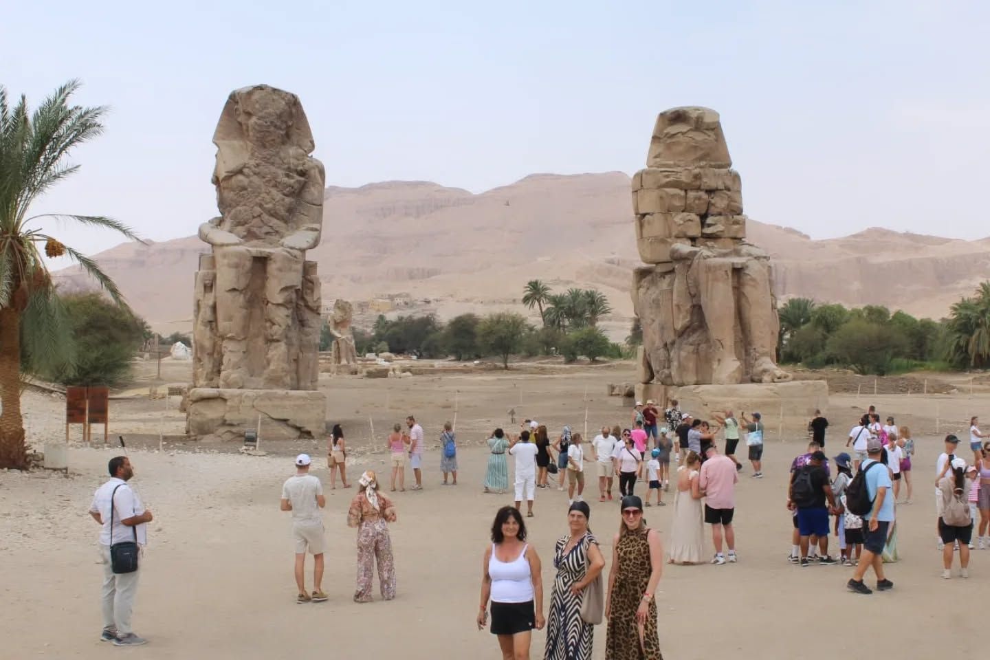 بهجة كبيرة لزيارات السائحين فى منطقة تمثالى ممنون غرب الأقصر بهجة كبيرة لزيارات السائحين فى منطقة تمثالى ممنون غرب الأقصر
