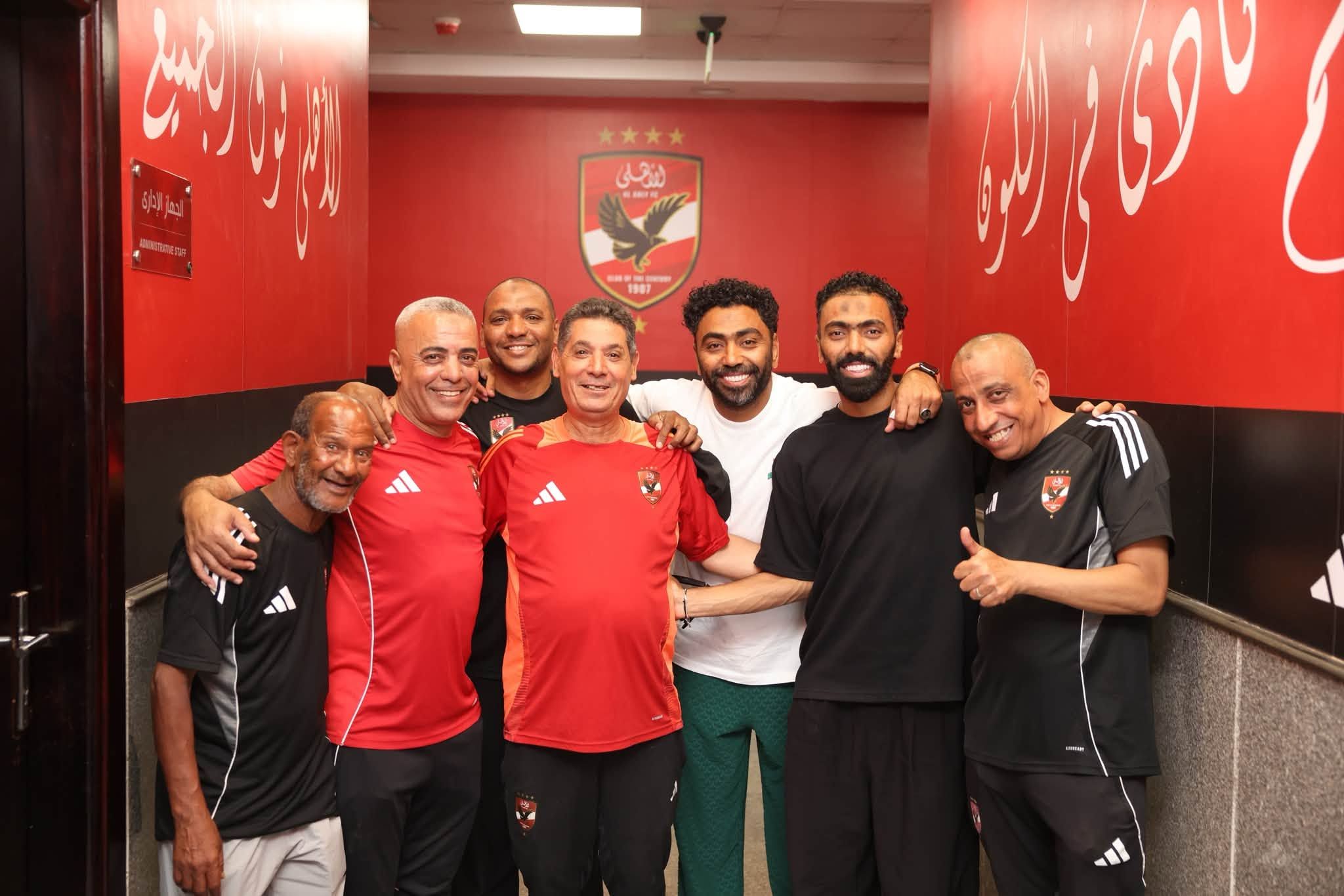 حسين الشحات مع غرفة خلع الملابس حسين الشحات مع غرفة خلع الملابس