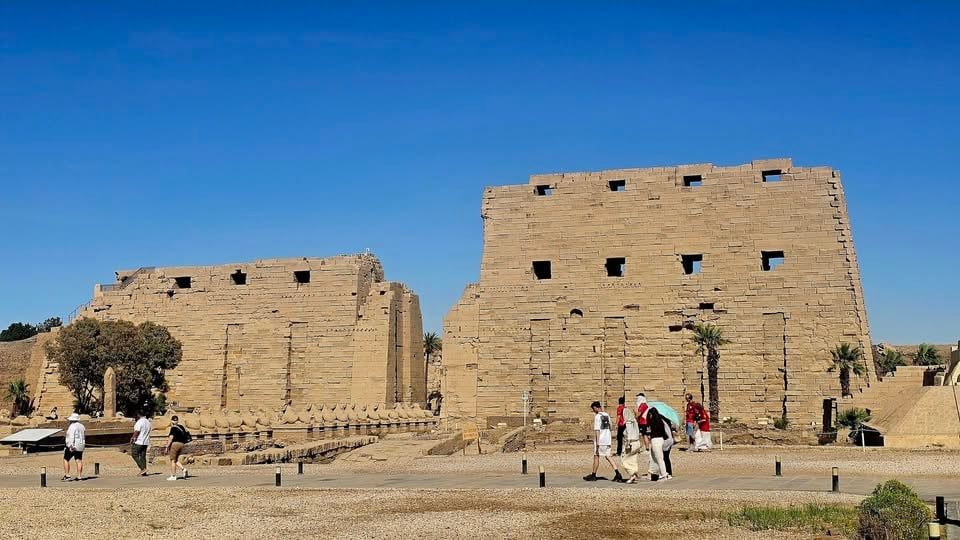 توافد السياح على معابد الكرنك بوسط الأقصر توافد السياح على معابد الكرنك بوسط الأقصر