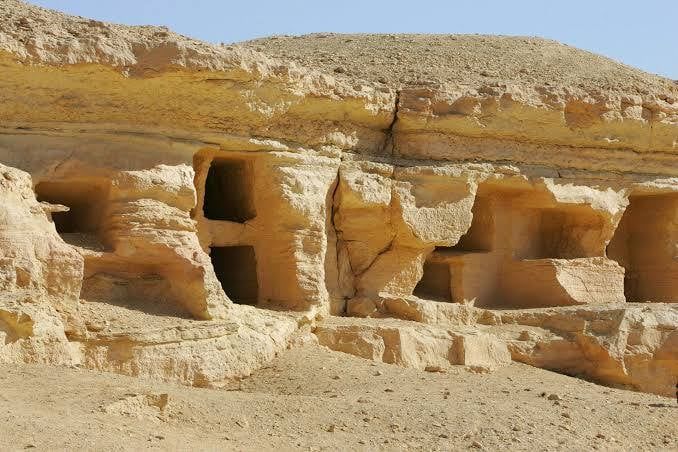 المقابر الاثرية منحوتة في بطن جبال سيوة المقابر الاثرية منحوتة في بطن جبال سيوة