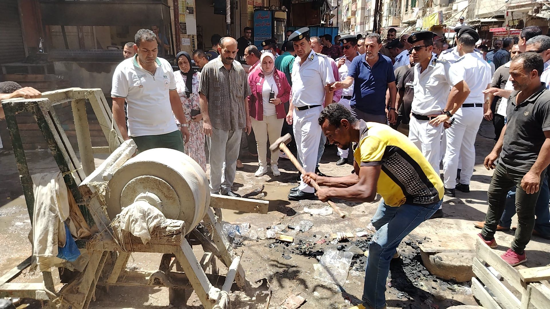 رفع الإشغالات بسوق الميدان في الإسكندرية رفع الإشغالات بسوق الميدان في الإسكندرية
