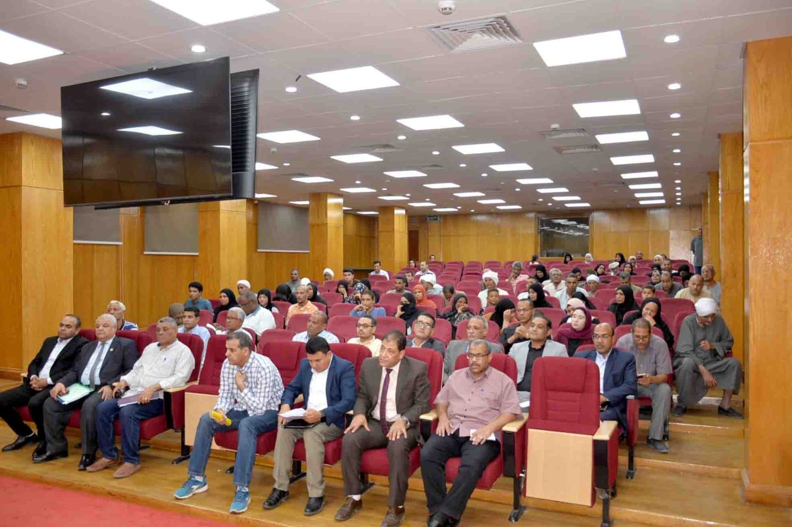 حضور لقاء اليوم المفتوح الأسبوعى بديوان محافظة الأقصر حضور لقاء اليوم المفتوح الأسبوعى بديوان محافظة الأقصر